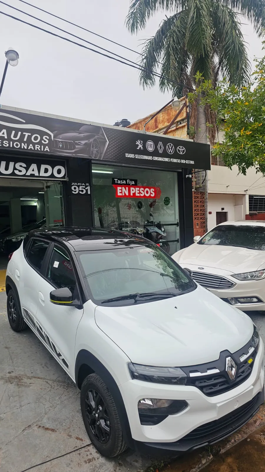 Frente de Mil Autos en Julio A. Roca 951, con el cartel de Nuevo Usado